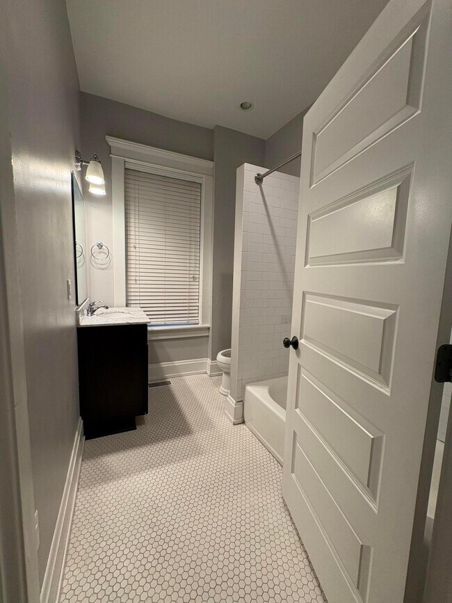 Building Photo - 815 Neil Ave