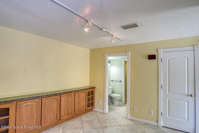 Building Photo - 2014 Vista Oaks Cir NE