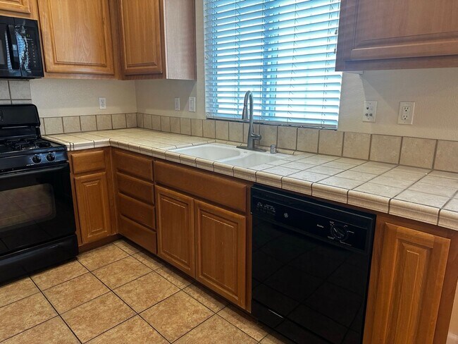 Building Photo - Beautiful tri-level Communications Hill home