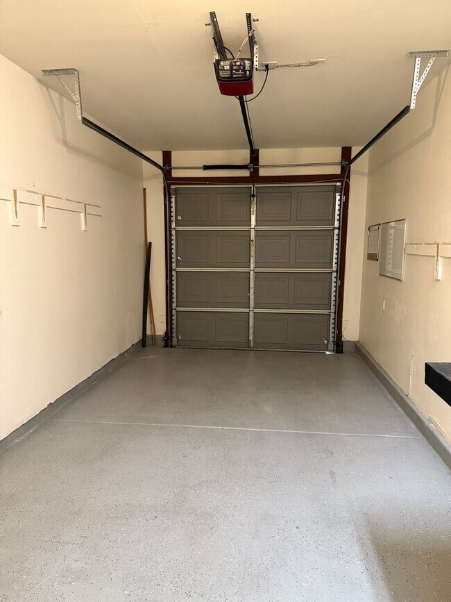 Building Photo - Beautiful 3-bed, 2-bath corner lot home in the desirable Riverhaven Community