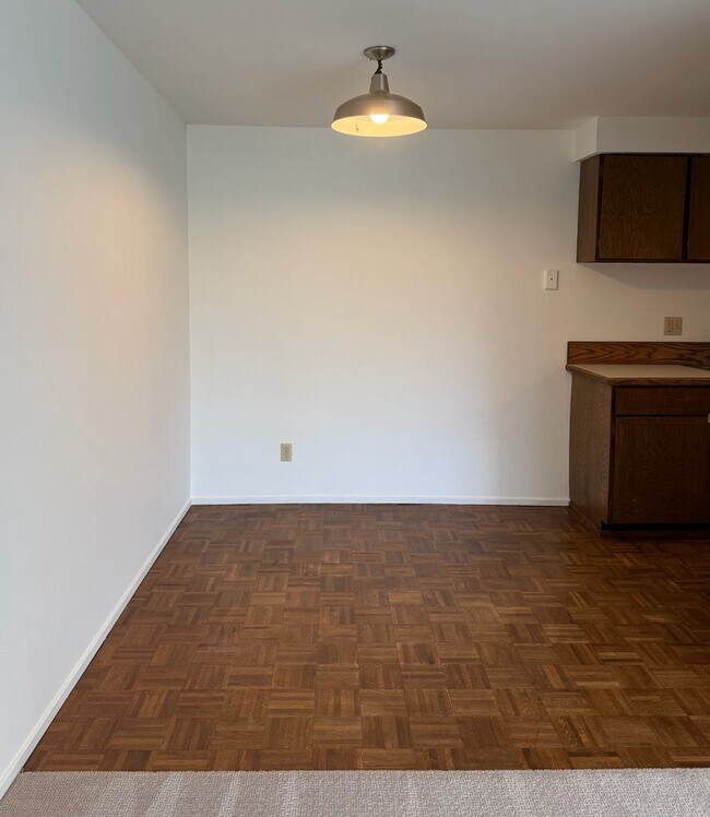 Building Photo - 1 Bed / 1 Bath Houghton condo in Kirkland $1,895/month