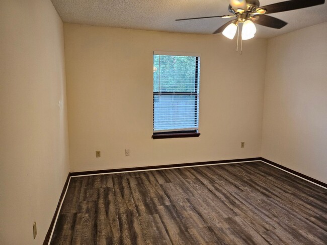 Building Photo - $1150 - 2/2 - Jefferson Square End Unit!