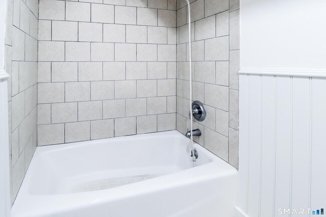 Building Photo - 8 Stonecrop Rd S