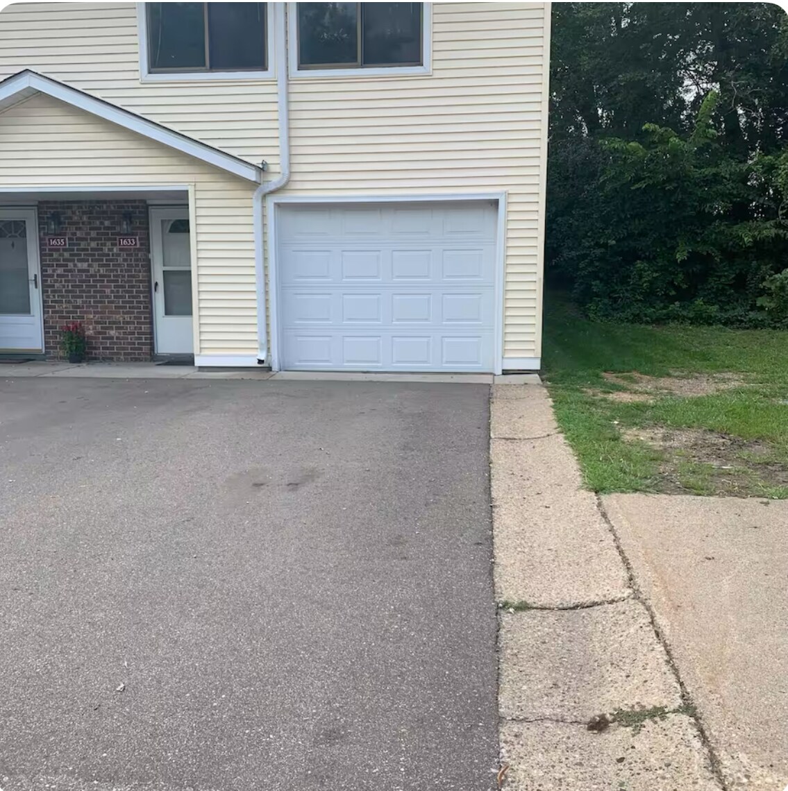 Building Photo - 1633 City View Dr