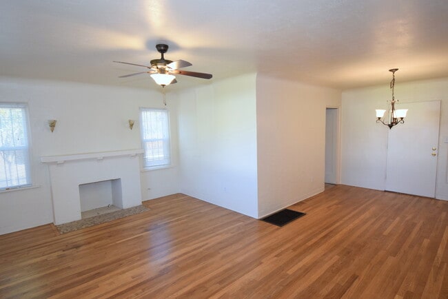 Building Photo - 2 Bedroom Casita NOB HILL/UNM CNM AREA WITH GARAGE, FENCED YARD