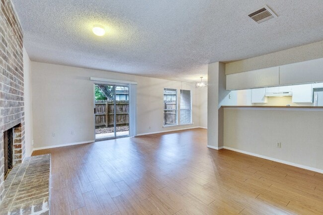 Building Photo - Downstairs Four-Plex Unit with Fenced Back...