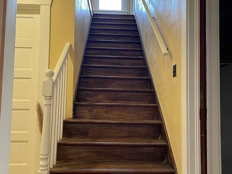 Building Photo - 237 Basin St SW