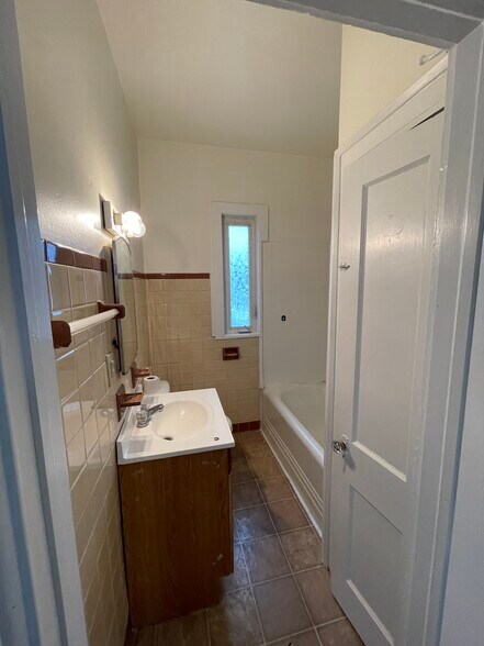 Building Photo - 16 Edgwood St