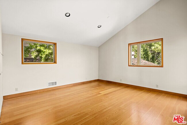 Building Photo - 211 18th St