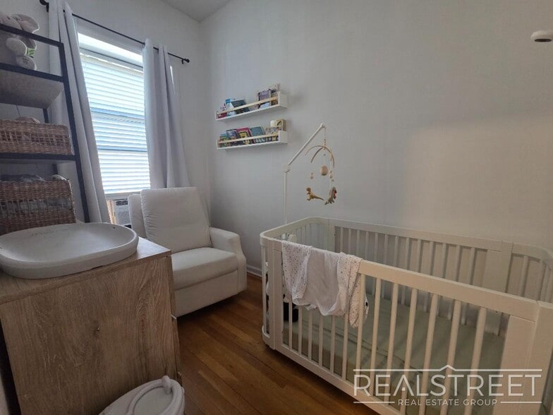 Building Photo - Magnificent 2BR in north Park Slope