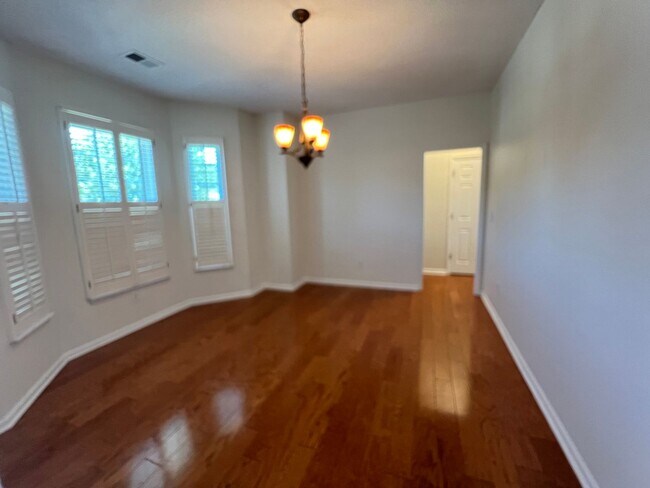 Building Photo - 1513 Clarendon Way