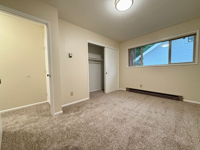 Building Photo - Vintage Upstairs 2 Bedroom With Patio In Hollywood District ~ Near It All! Off Street Parking~ Pe...