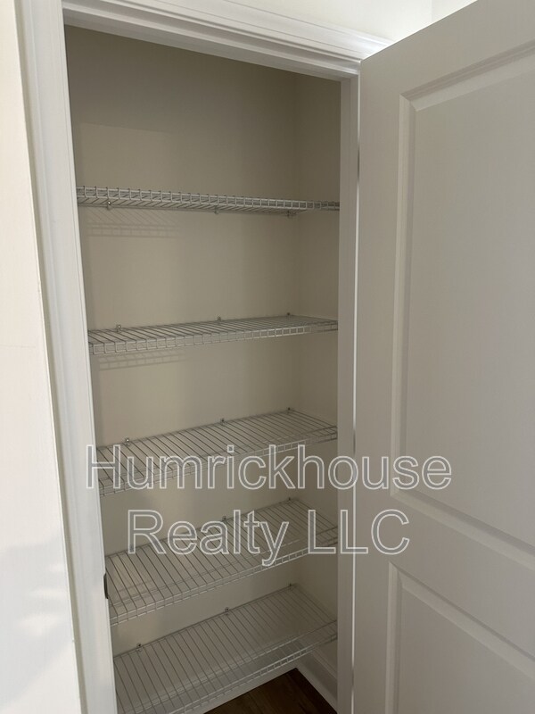 Building Photo - 1027 S Point Rd