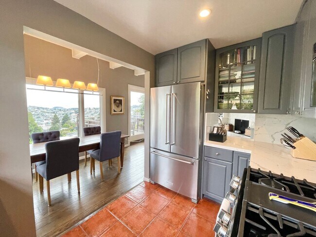 Building Photo - 3BR/2.5BA INCOMPARABLE Views!!! Prime Corona Heights Residence! 2 car parking and laundry! PROGRE...