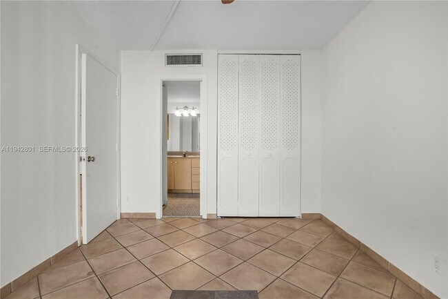 Building Photo - 20500 W Country Club Dr