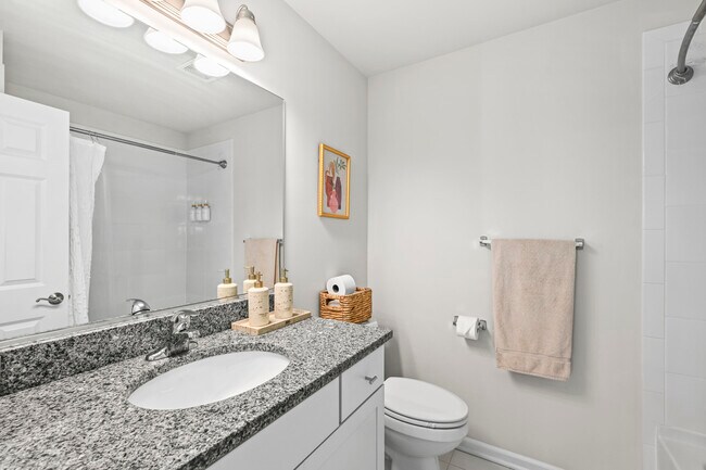 Building Photo - 1868 Forest View Ct