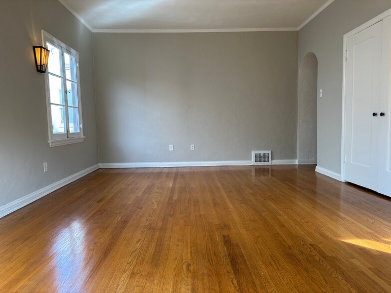 Building Photo - 415 Cloverdale Ave