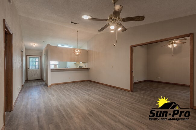 Building Photo - 1113 Oak Forest Cir