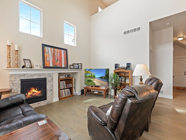Building Photo - 3-Bedroom 2.5-Bath Townhome Loveland, CO!