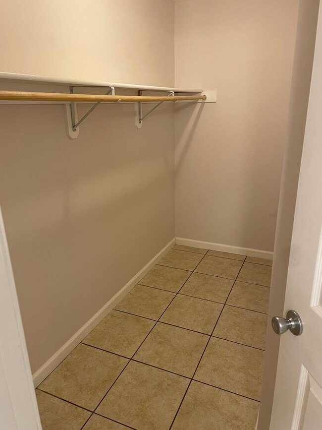 Building Photo - 4 bed/ 3 1/2 bath