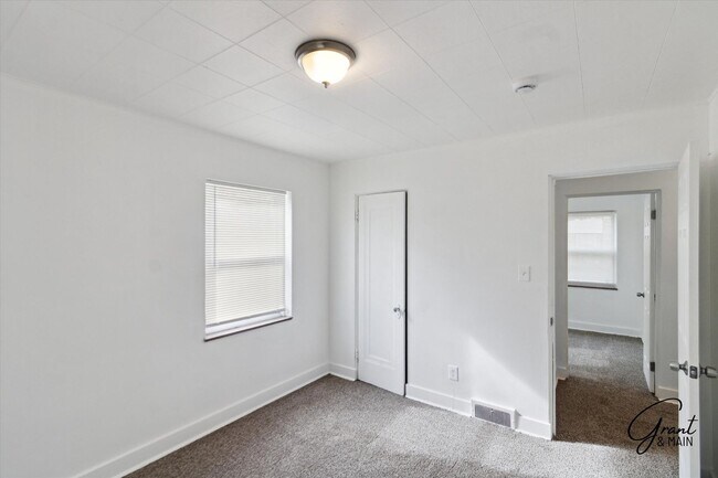Building Photo - $1350 3 bedrooms