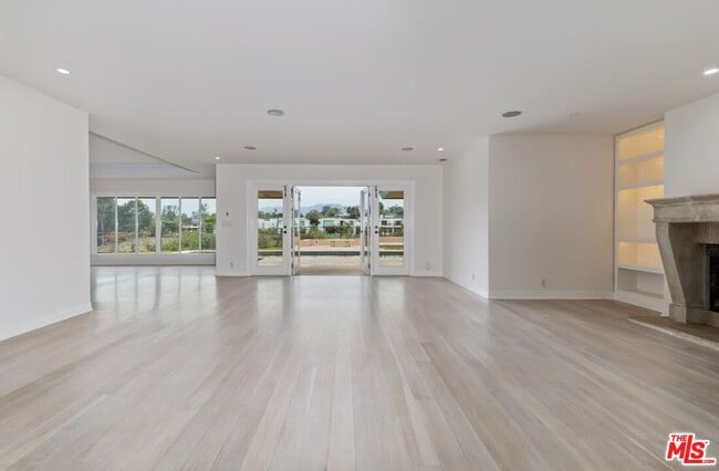 Building Photo - 401 Alma Real Dr