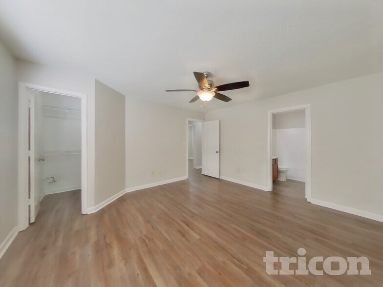 Building Photo - 1039 Central Park Blvd S