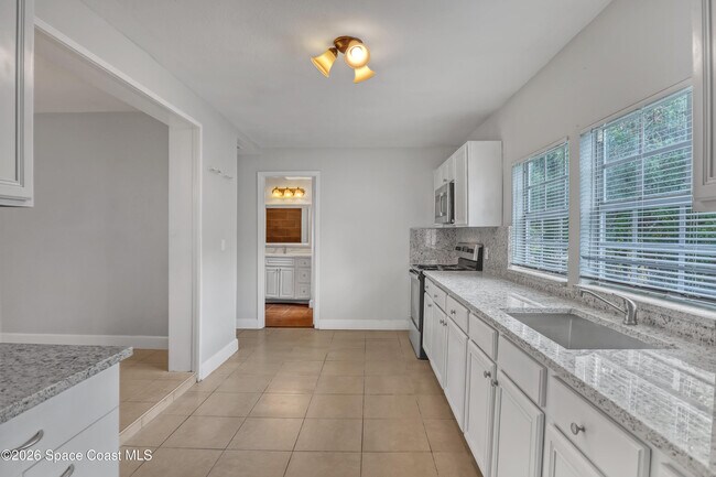 Building Photo - 807 Hillsdale Dr