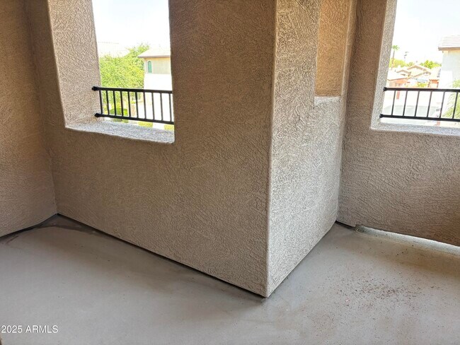 Building Photo - 9213 W Meadow Dr