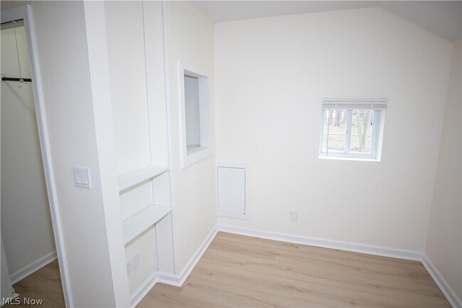 Building Photo - 112 Chestnut St