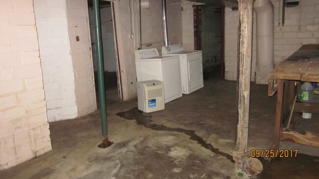 Building Photo - 1625 E 13th St