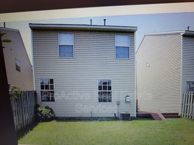Building Photo - 11 Camellia Ln