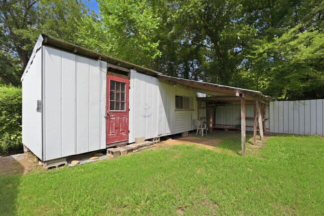 Building Photo - 715 Larry Ave