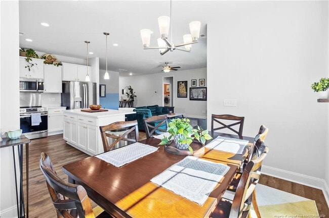 Building Photo - Charming 4-Bed home with Granite Touches & Cozy Fireplace in Sanford, NC!