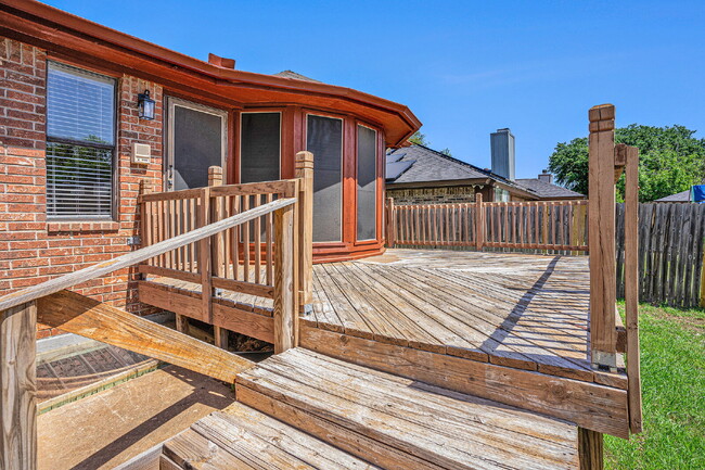 Building Photo - Section 8 Welcomed!! Spacious 5-Bed, 2.5-B...