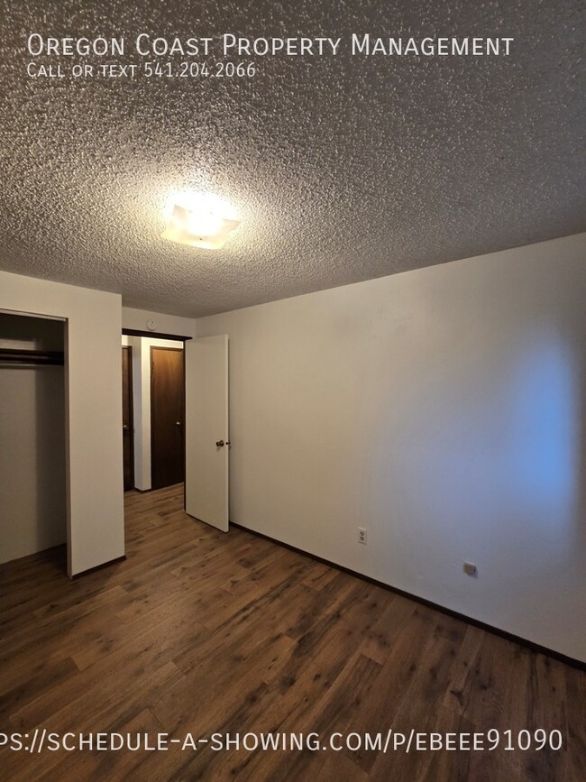 Building Photo - 2bed/1 Bath Lower Level Unit