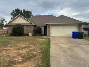 Building Photo - 2850 Longbow Ln
