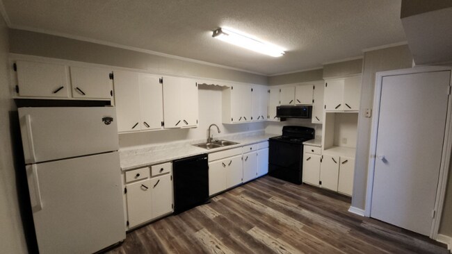 Building Photo - 1910-1911 S El Paso Ave