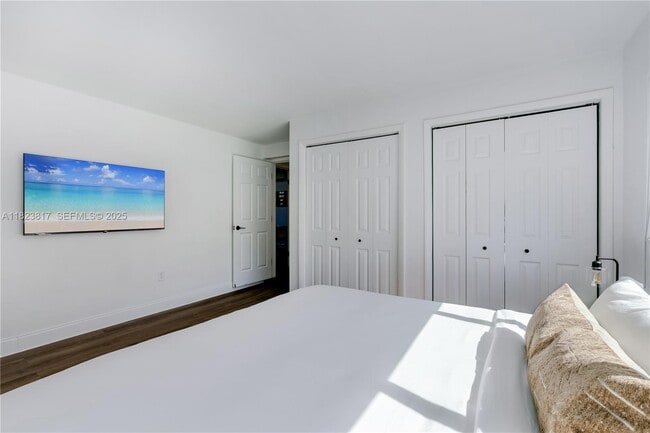 Building Photo - 11534 NE 13th Ave