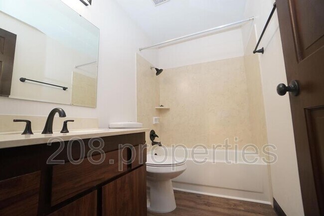Building Photo - 3392 S Maze Ave