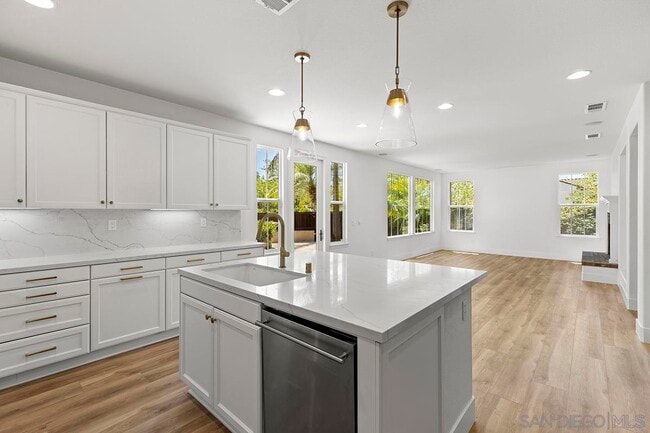 Building Photo - 6338 Huntington Dr