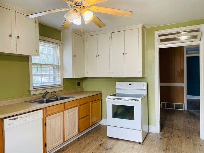 Building Photo - 2 Bedroom, 1 Bathroom in Olympia - Available Now!