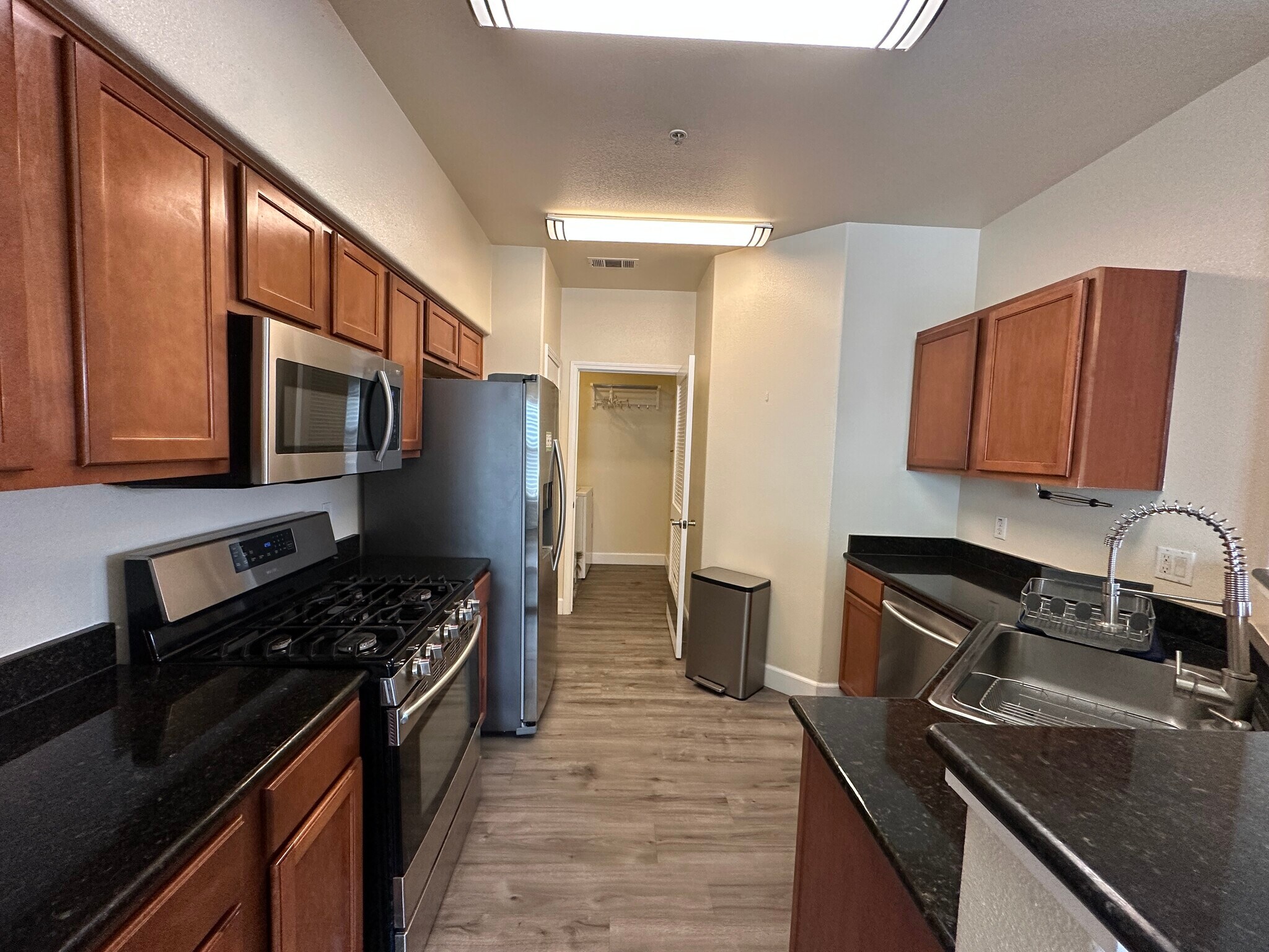 Building Photo - 5350 Dunlay Dr
