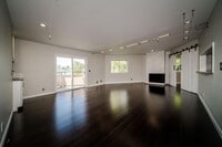 Building Photo - EPIC REA:End-Unit & Top 2 Floor (Penthouse...