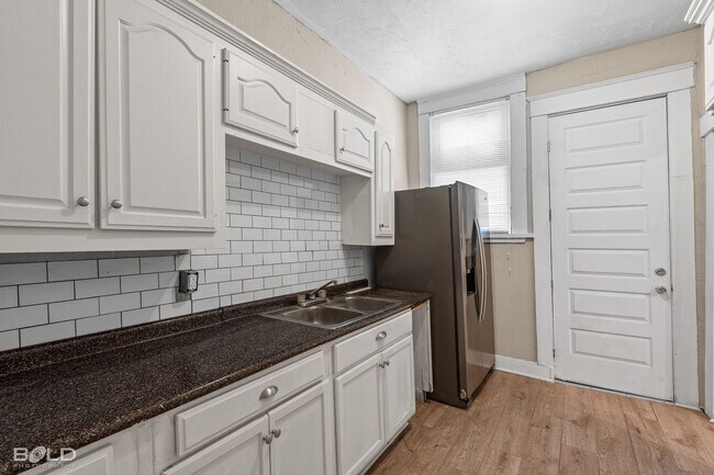 Building Photo - 2 bed 1 Bath Duplex