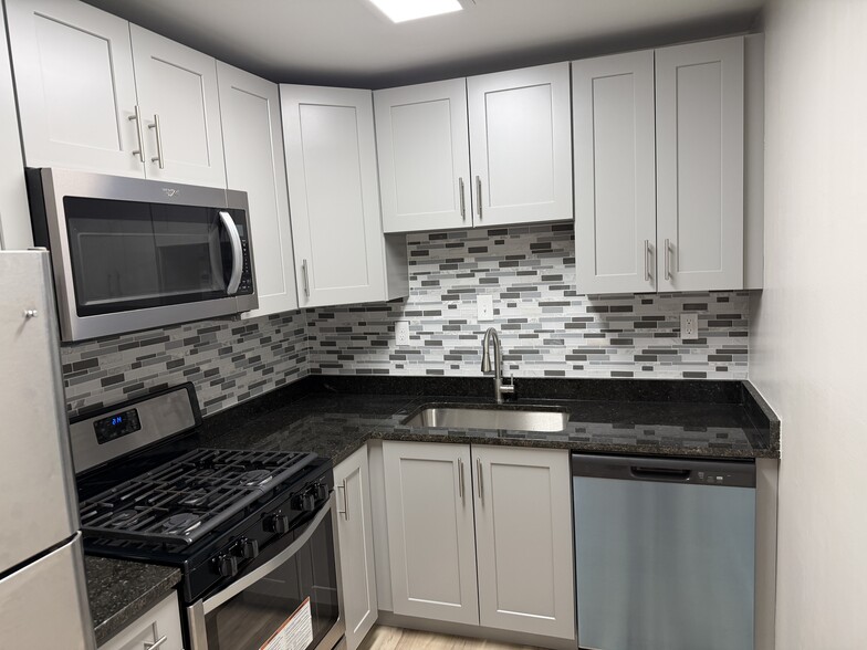 kitchen - 4421 Romlon St