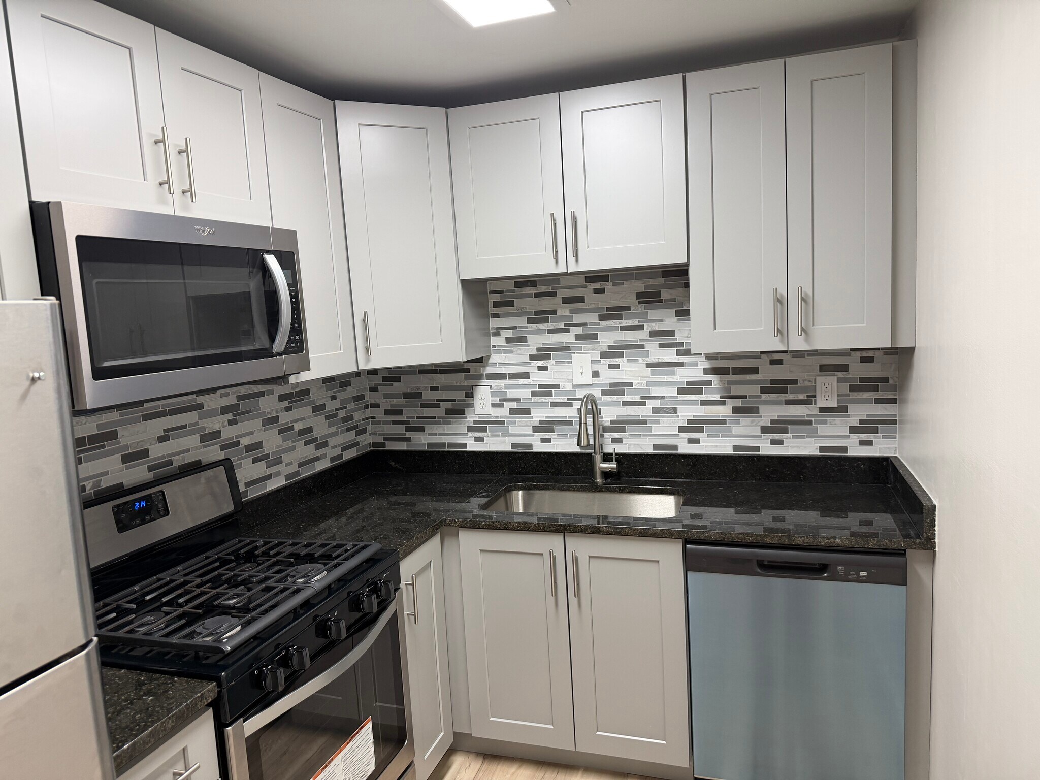 kitchen - 4421 Romlon St
