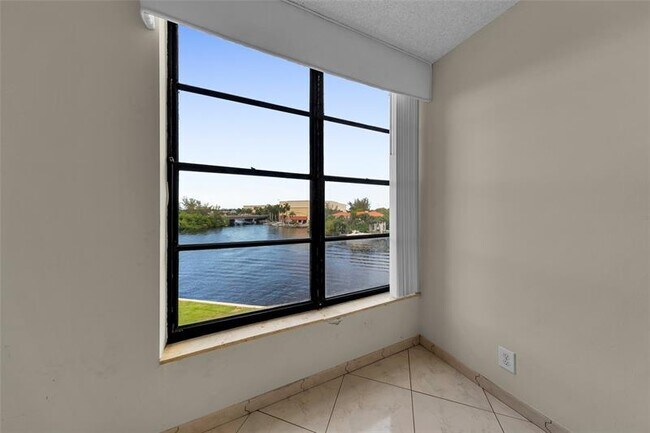 Building Photo - 7 Royal Palm Way
