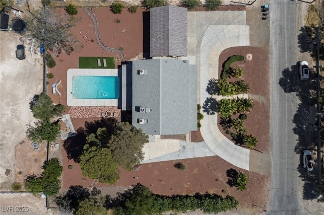 Building Photo - 144 E Robindale Rd