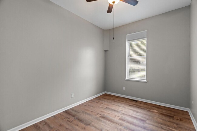 Building Photo - Fully Renovated 2BR in Historic Soulard | In-Unit Laundry | Off-Street Parking
